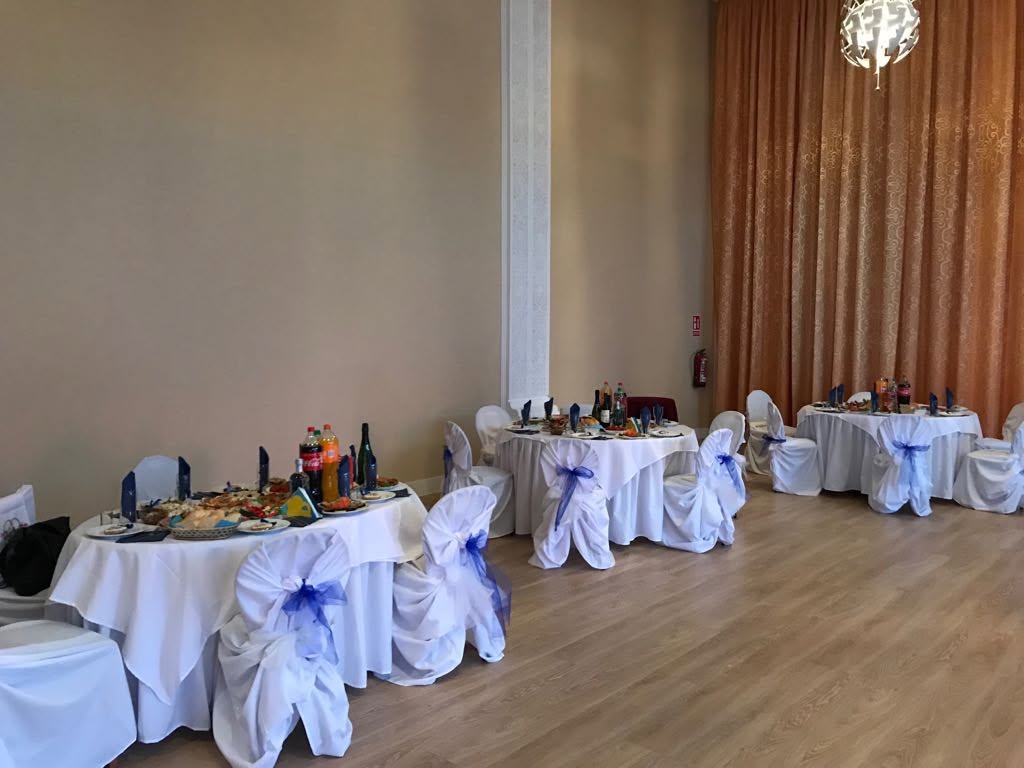 Salón preparado para una celebración