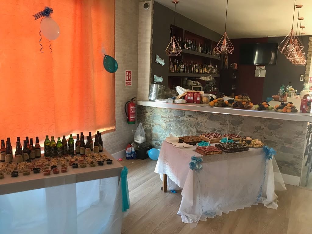 Mesa de aperitivos junto a la barra