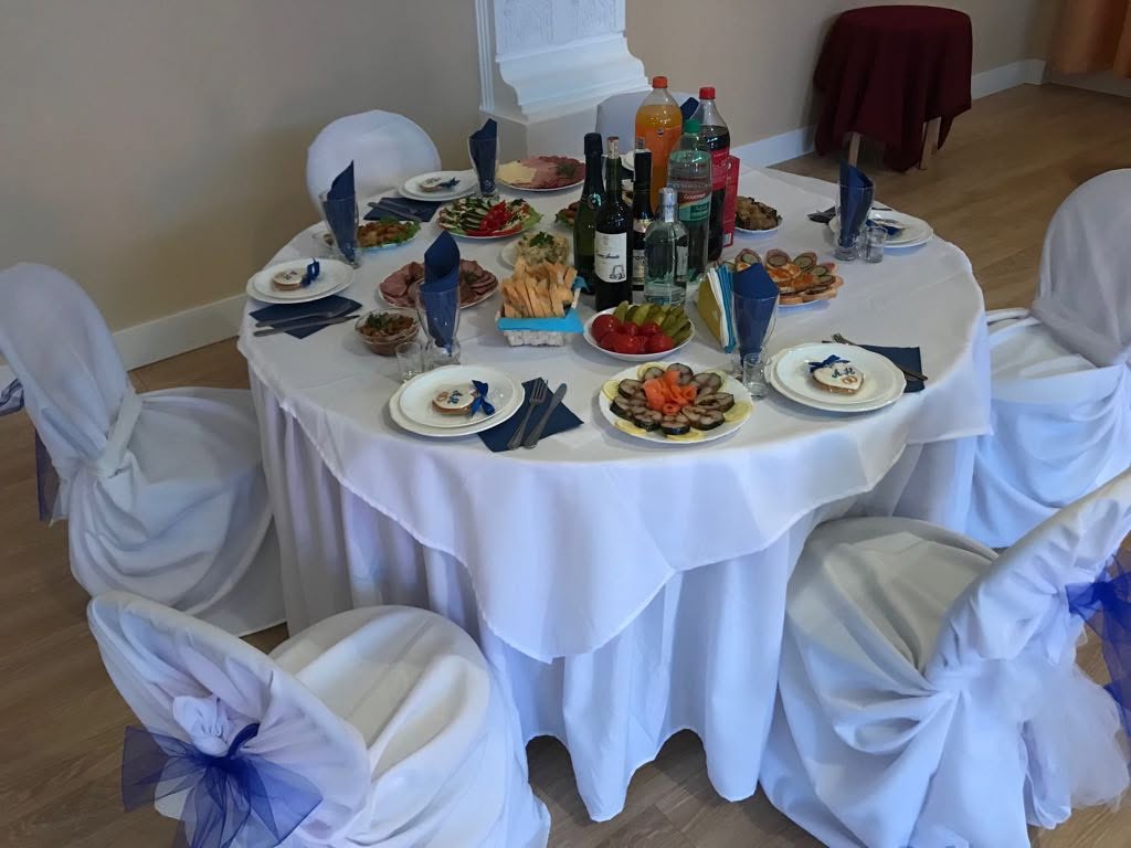 Mesa redonda preparada para invitados