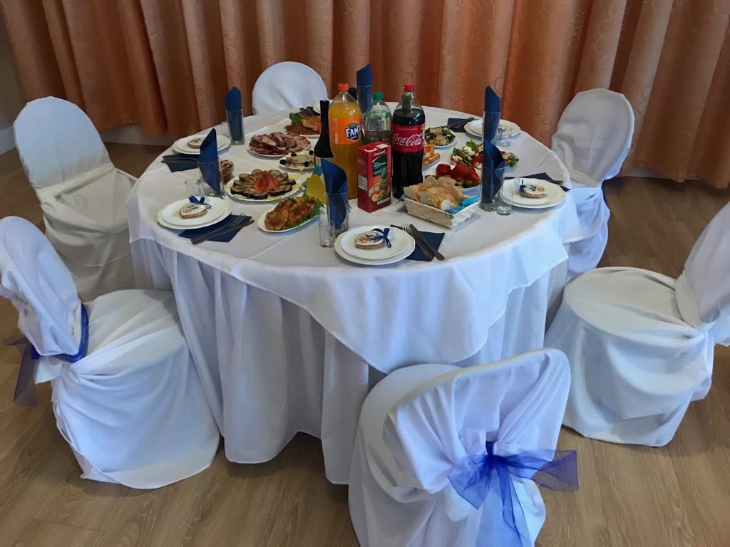 Mesa y sillas decoradas para una celebración
