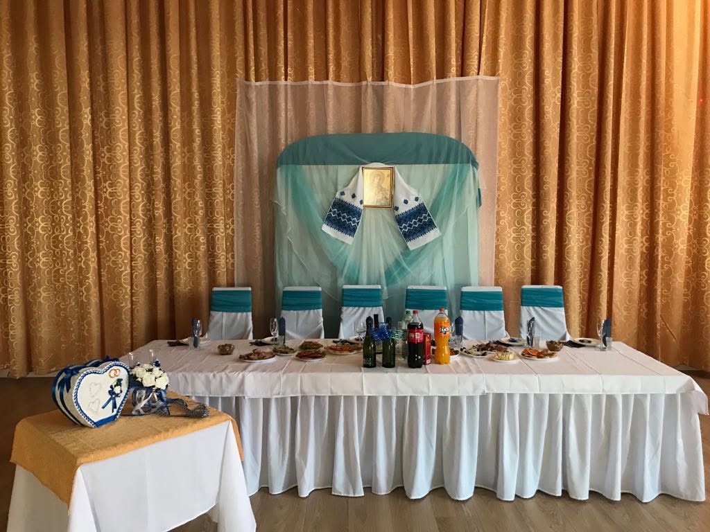 Mesa festiva frente a las cortinas