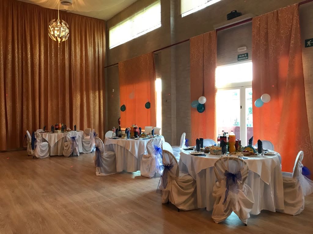 Vista del salón con mesas preparadas