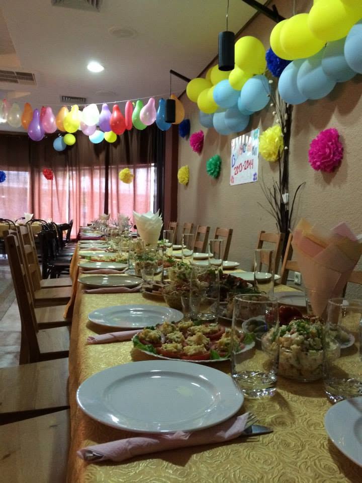Mesa larga con decoración de globos