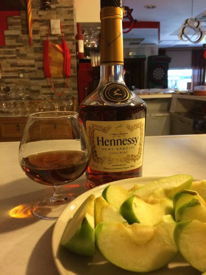 Bebidas y fruta en la mesa