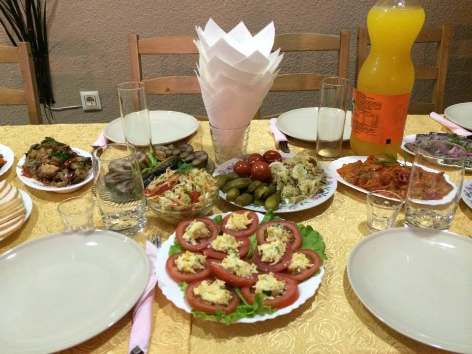 Platos y aperitivos en una mesa