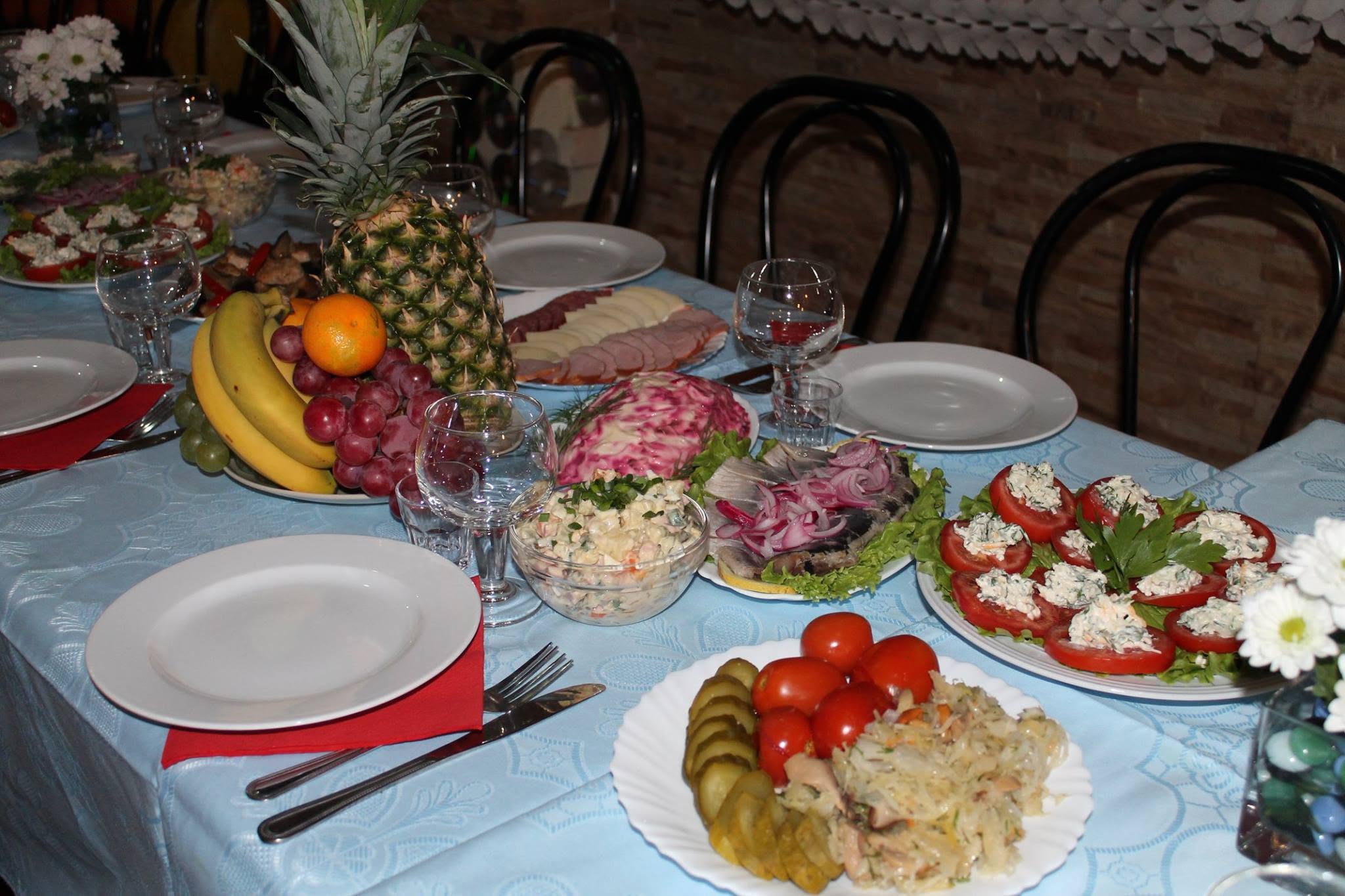 Mesa con platos y fruta