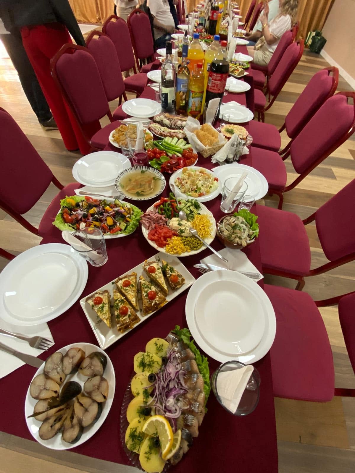 Mesa de celebración con sillas rojas