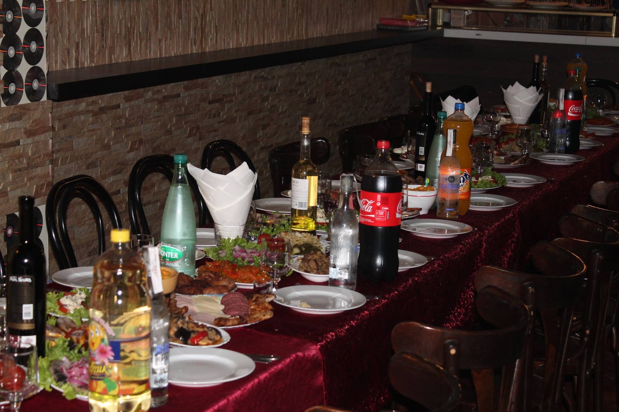 Mesa preparada para una reunión
